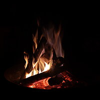 Offenes Holzfeuer in einer Feuerschale