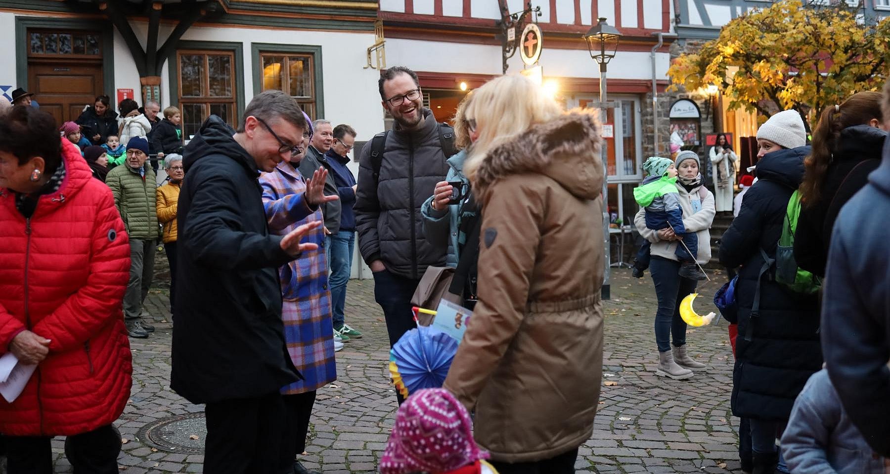 Pfarrer Kirsten Brast ist ebenfalls Besucher des Martinsumzugs und freut sich über die zahlreichen Familien, die erschienen sind. 