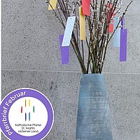 Weidenkätzchenzweige behangen mit Fastenwünsche