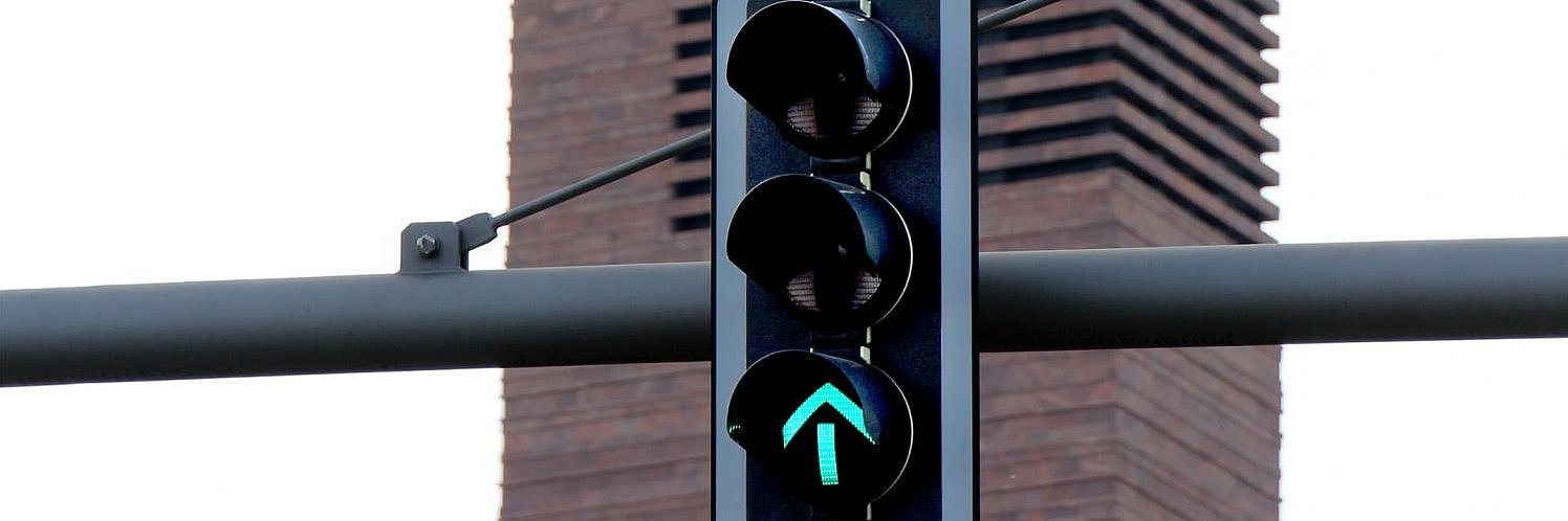 Grüne Ampel vor einem Kirchturm