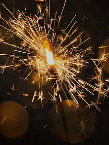 Eine brennende Wunderkerze im Dunkeln.