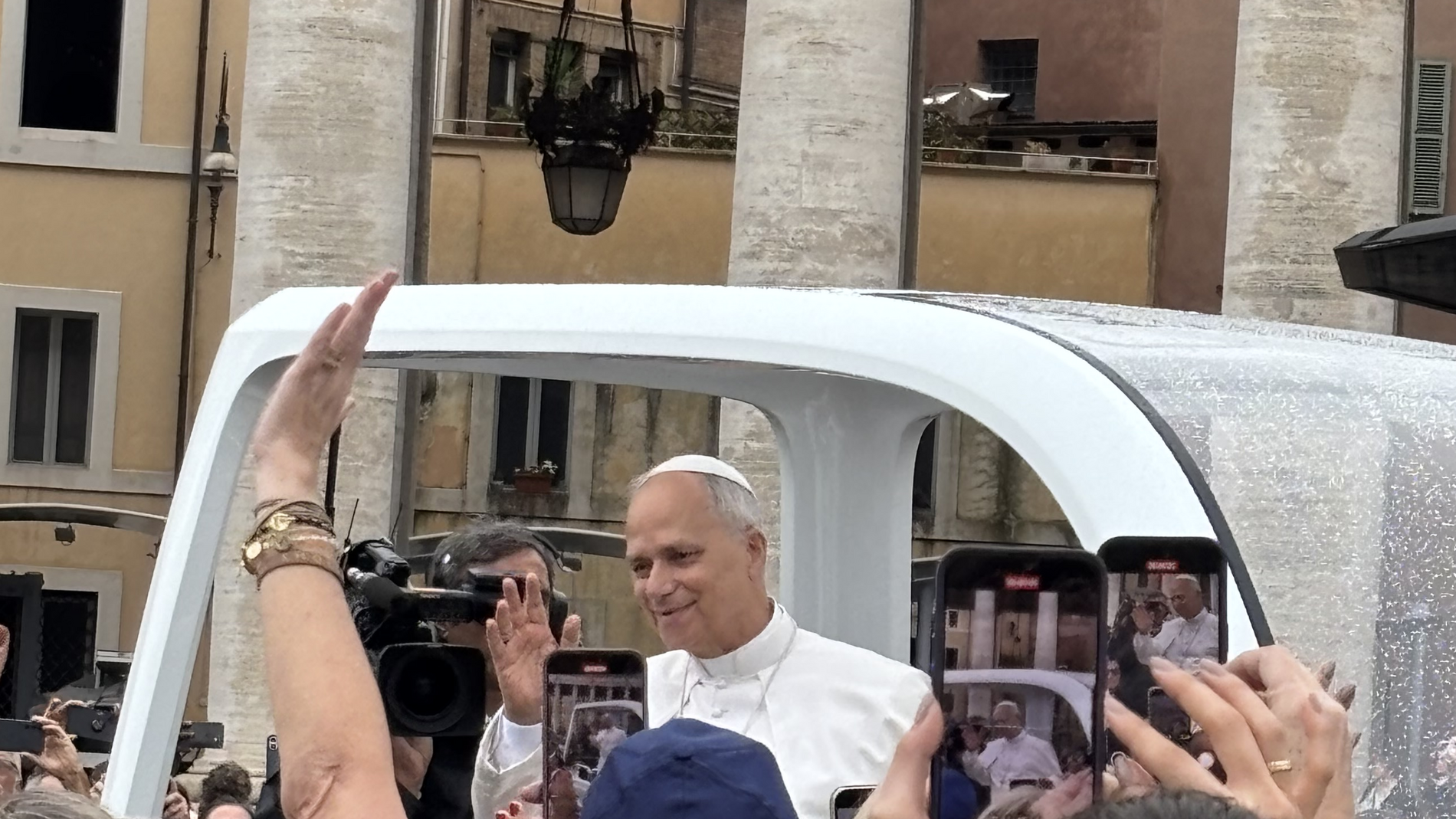 Papstaudienz: Papst Leo XIV fährt durch die Massen 