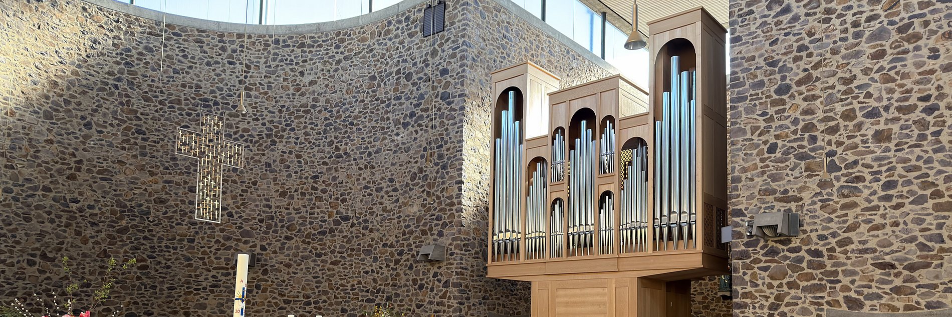 Die Mebold-Orgel vor der Sakramentskapelle seitlich vom Altarraum. 