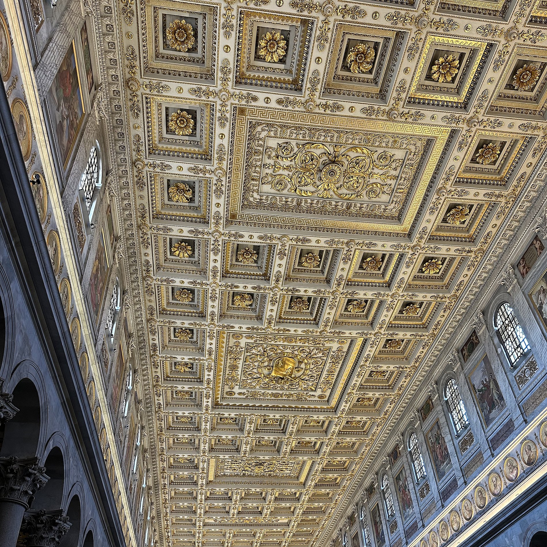 Hauptschiff mit Kasettendecke der Papstbasilika Sankt Paul vor den Mauern