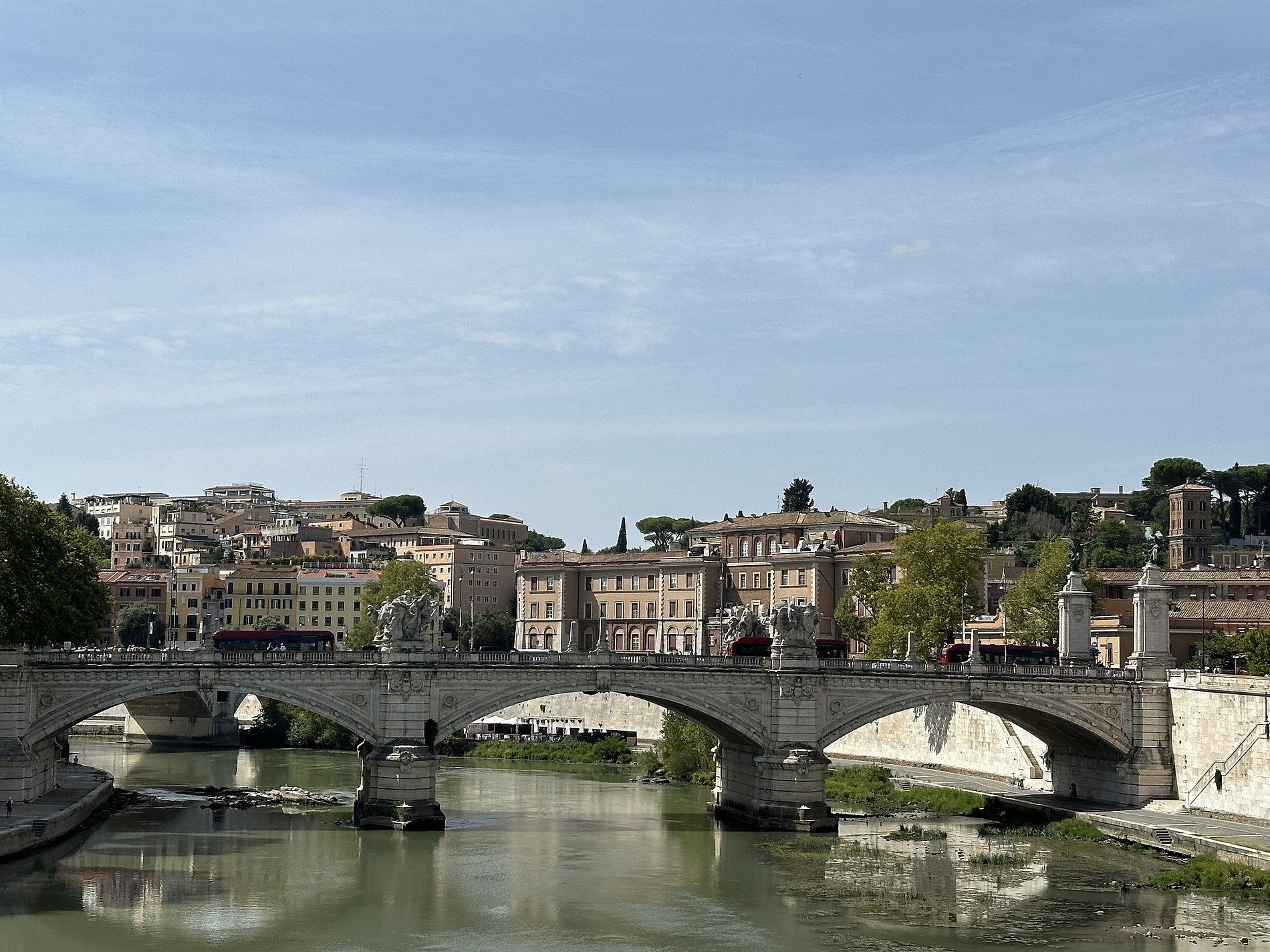Eine der vielen Brücken entlang des Tibers.