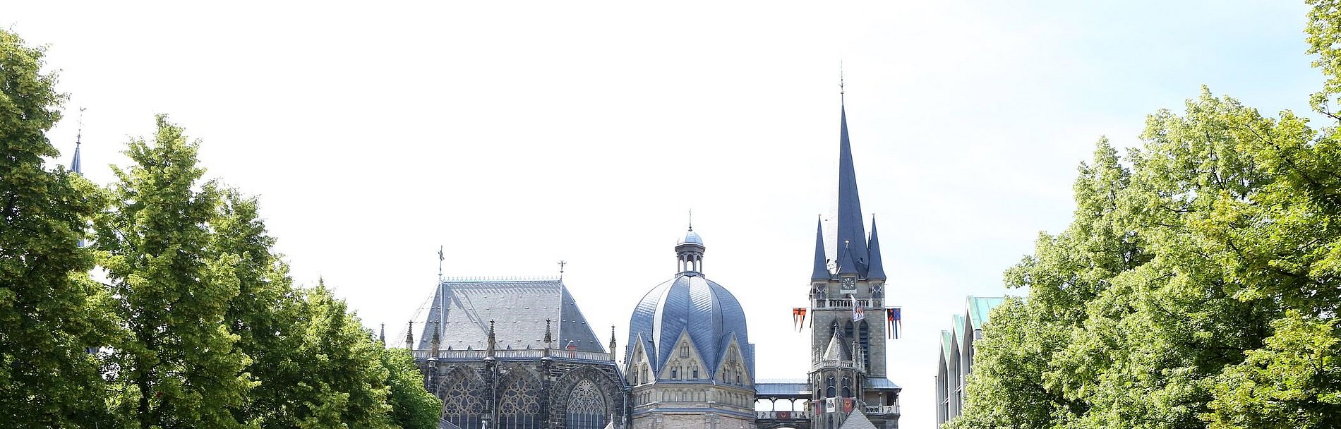 Dom zu Aachen mit der Veranstaltung "Heiligtumsfahrt" im Vordergrund