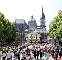 Dom zu Aachen mit der Veranstaltung "Heiligtumsfahrt" im Vordergrund