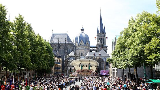 Dom zu Aachen mit der Veranstaltung "Heiligtumsfahrt" im Vordergrund