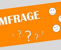 Notizzettel mit dem Wort Umfrage, Smileys und Fragezeichen