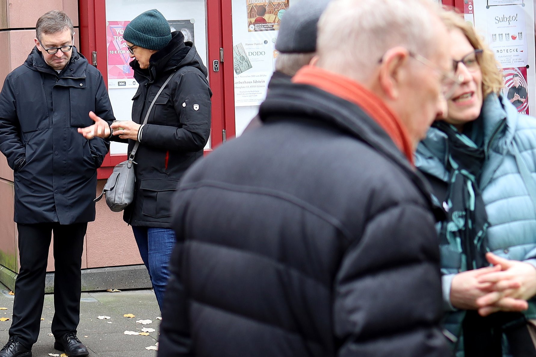 Pfarrer Kirsten Brast im Gespräch mit einer interessierten Besucherin.