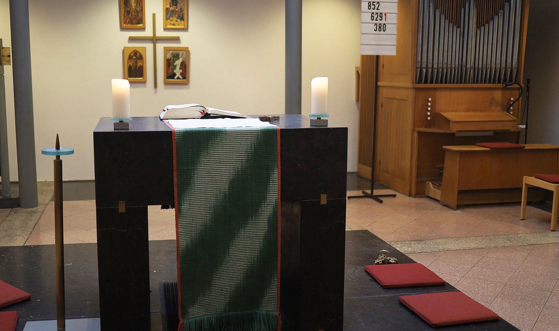 Der Altarraum mit Orgel und geöffnetem Tabernakel nach der Entfernung des Allerheiligsten