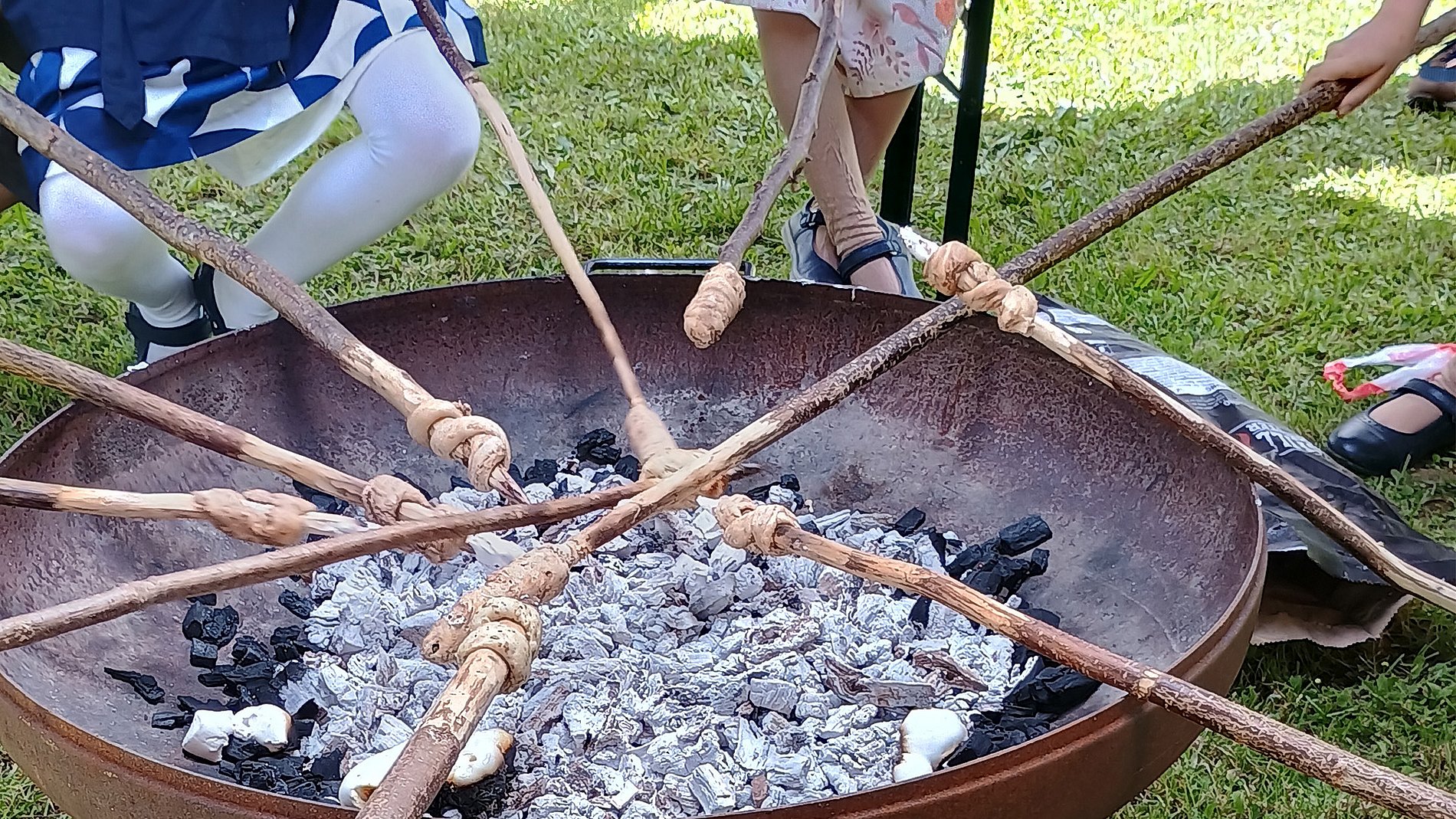 Stockbrote werden über der Feuerschale gebacken.