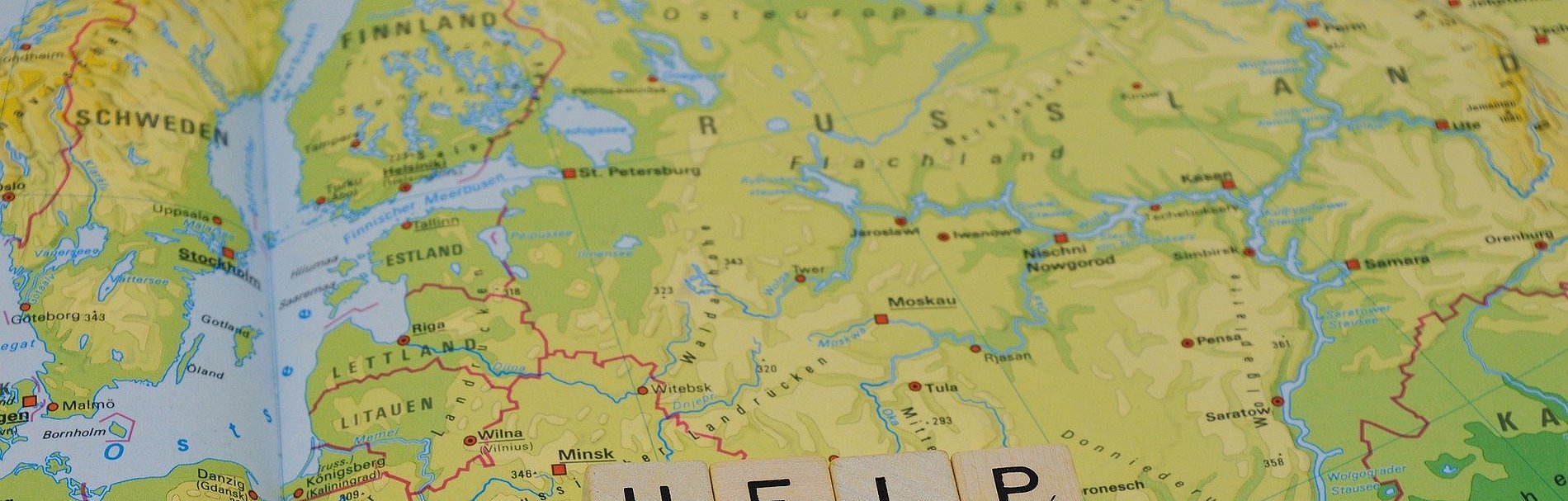 Landkarte der Urkraine mit der Landesflagge als Herz und dem Wort Help