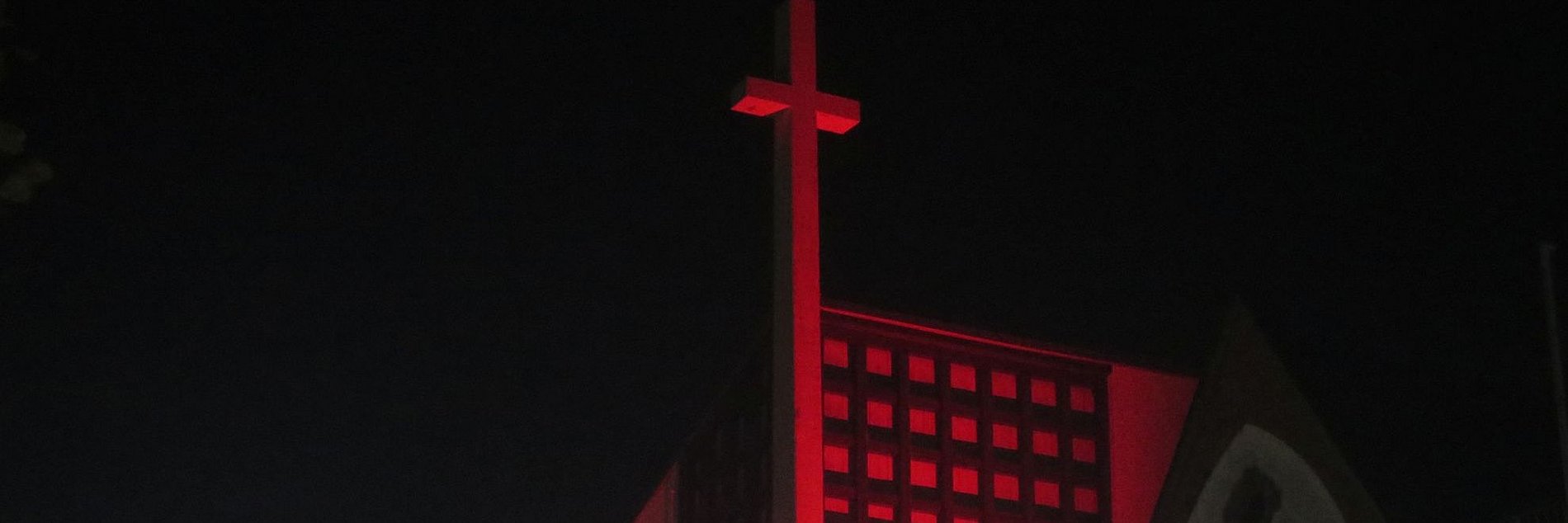 Maria Königin in Niedernhausen rot erleuchtet