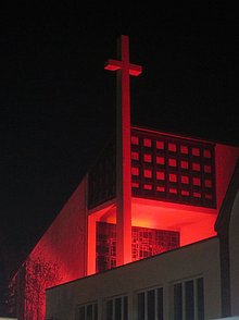 Maria Königin in Niedernhausen rot erleuchtet
