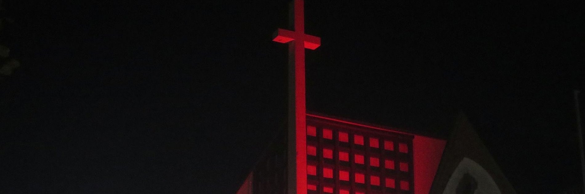 Maria Königin in Niedernhausen rot erleuchtet