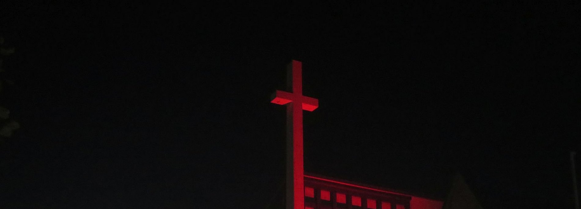 Maria Königin in Niedernhausen rot erleuchtet
