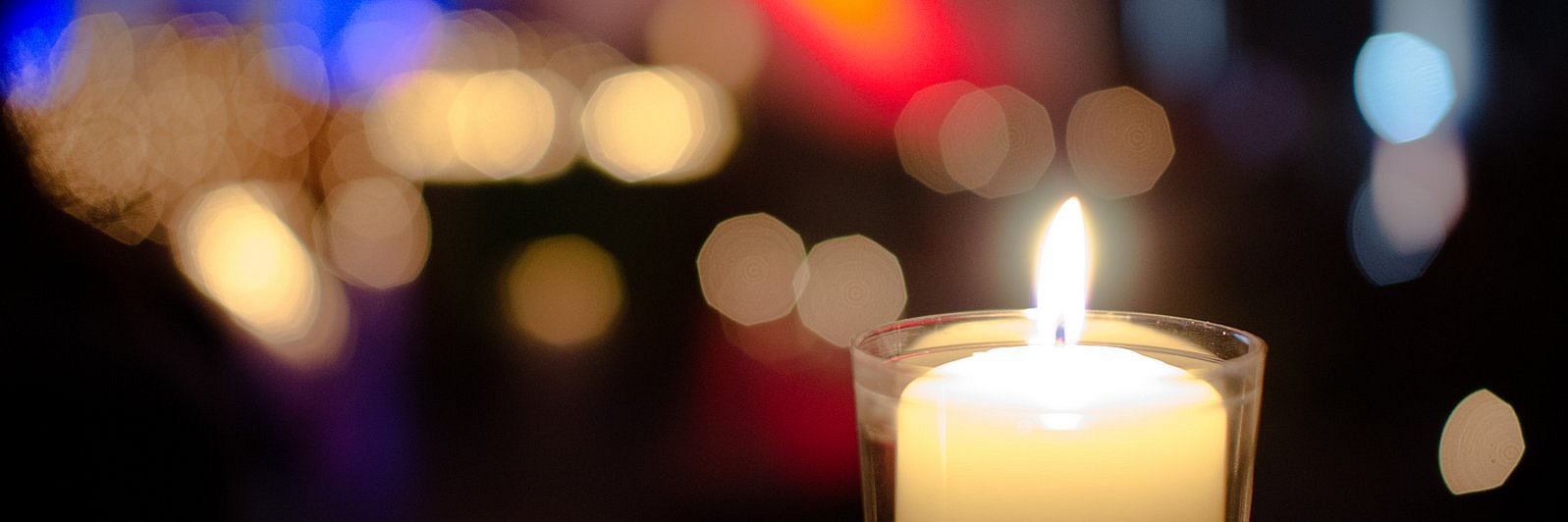 Kerze im Glas mit Hintergrund