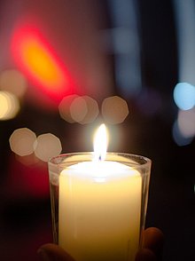 Kerze im Glas mit Hintergrund