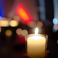 Kerze im Glas mit Hintergrund