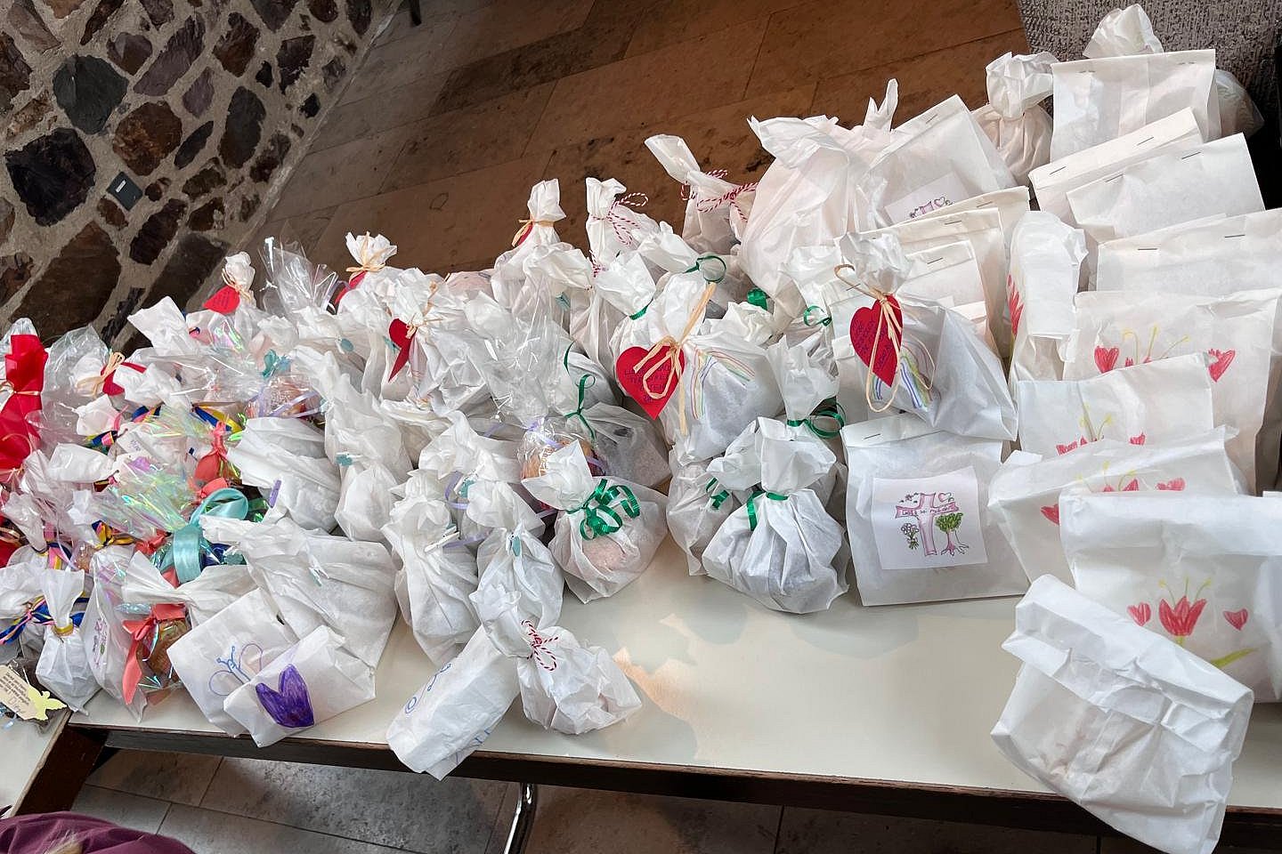 Einzeln in Papiertütchen verpackte Muffins