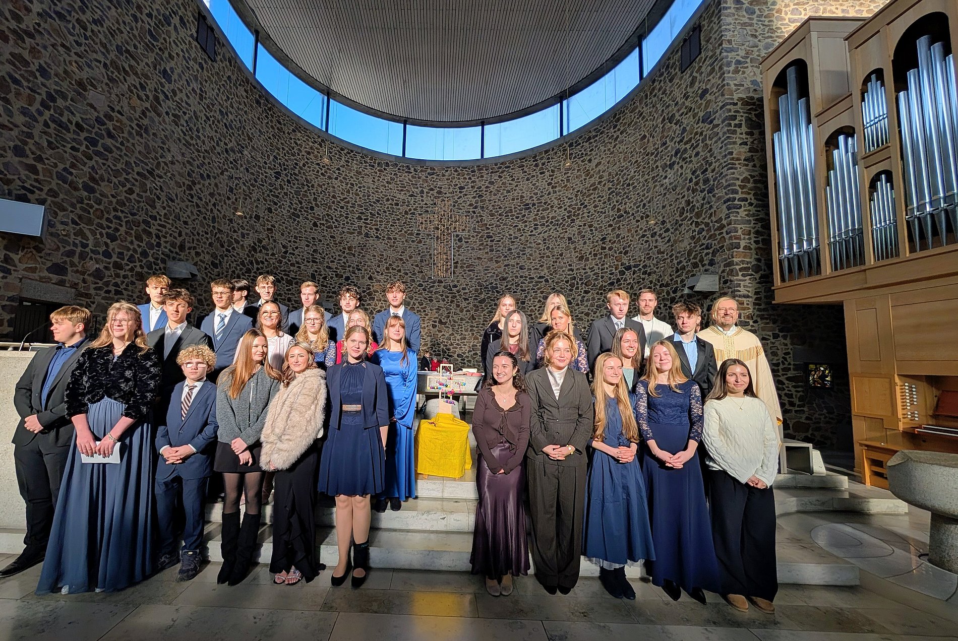 Firmlinge in Idstein vor dem Altar