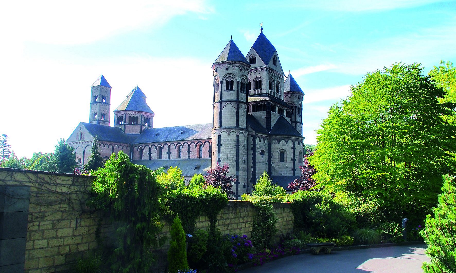 Die Abtei Maria Laach, die dem Benediktinerorden angehört.