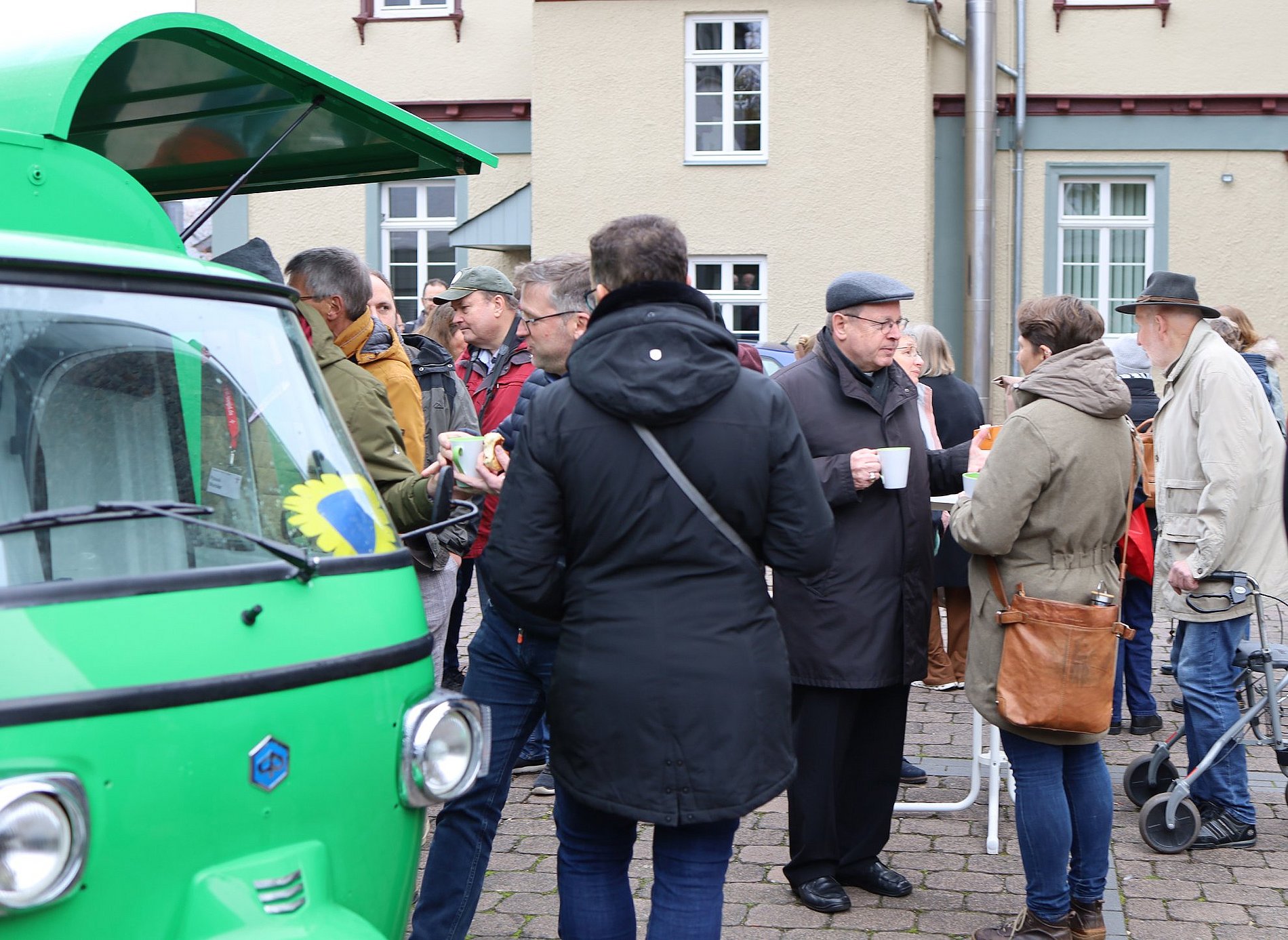 Bischof Bätzing auf dem Pfarrhof im Austausch mit Verantwortlichen der Region sowie Besucherinnen und Besucher. 