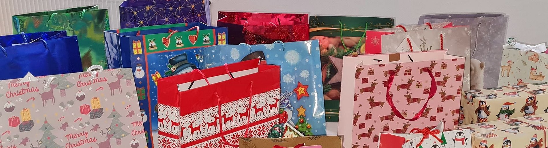 Gefüllte Tüten für die Weihnachtzauber-Aktion