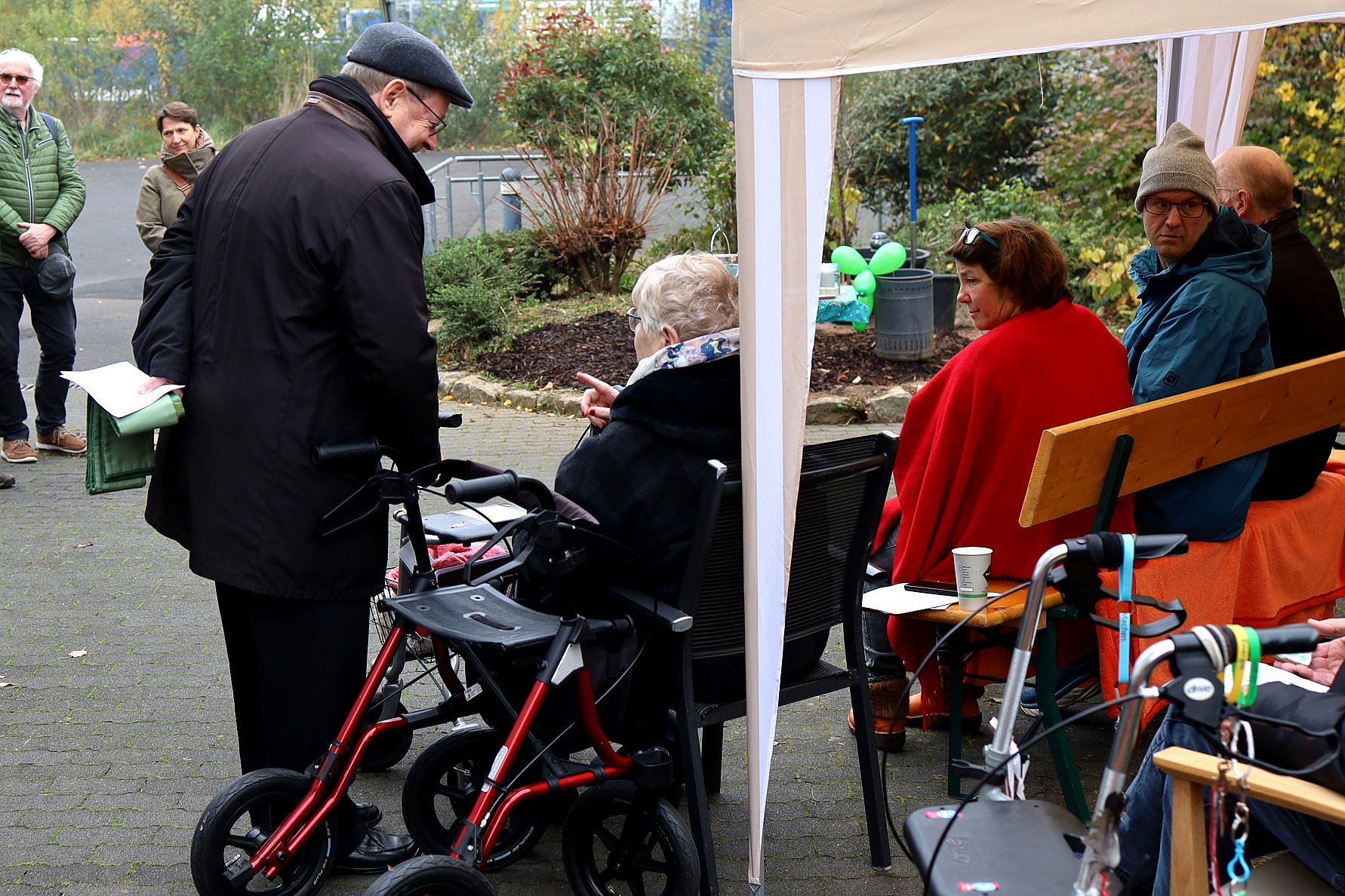 Bischof Georg Bätzing begrüßt eine Bewohnerin des Rudolph-Ehlers Haus