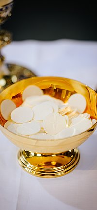 Hostienschale auf Altar