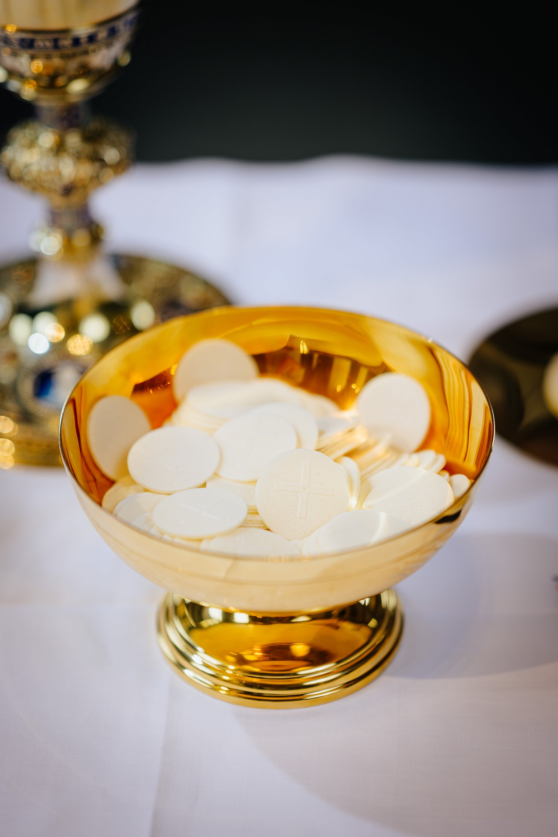 Hostienschale auf Altar