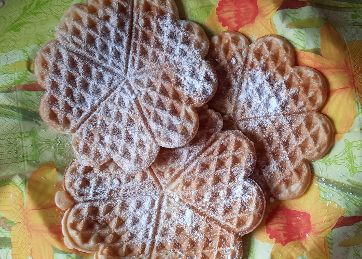 Drei Waffeln auf einem Teller