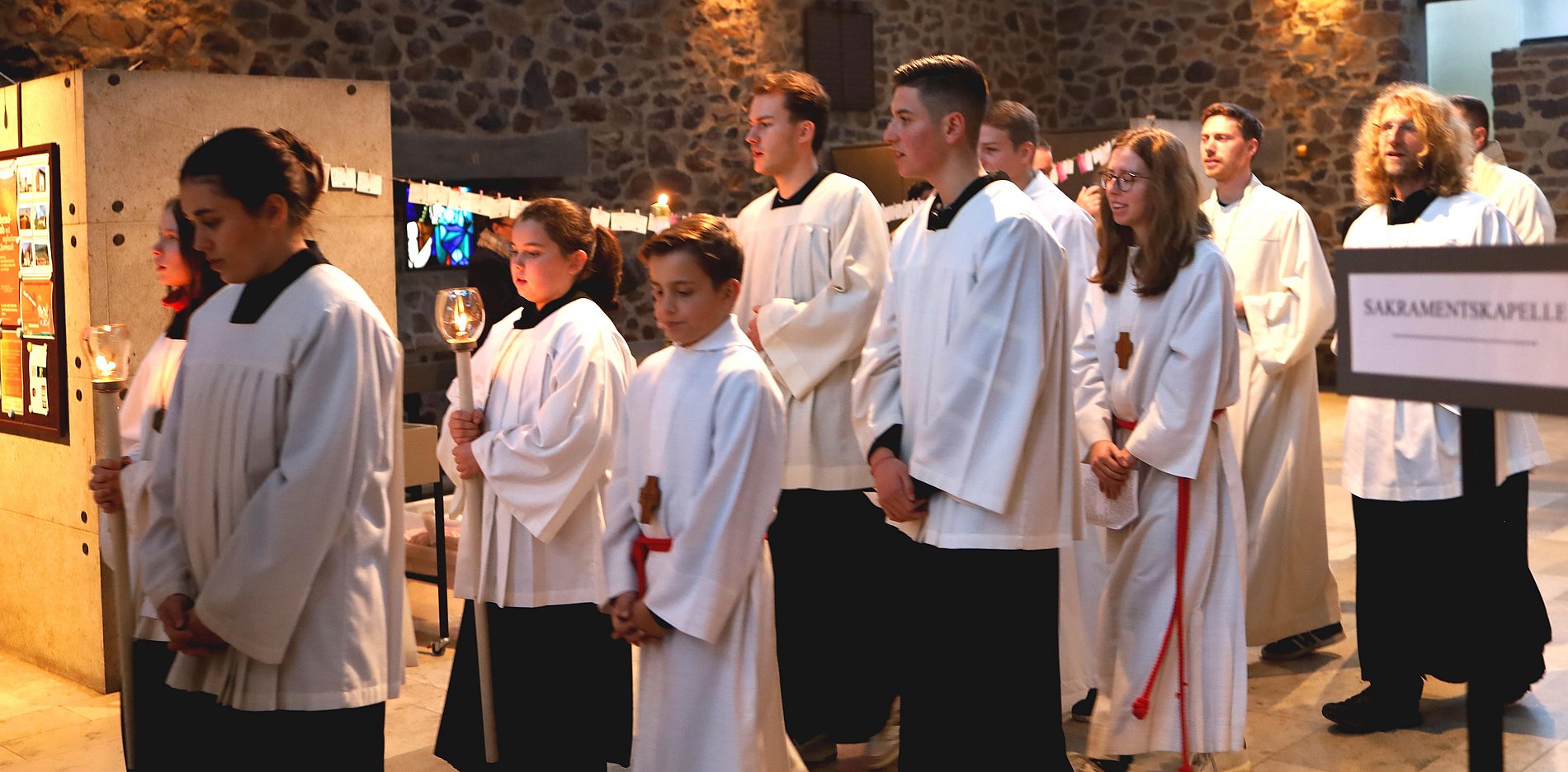 Minis ziehen nach dem Gottesdienst aus der Kirche aus