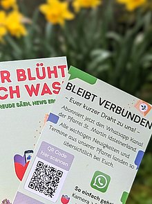 Samentütchen und Vorder- und Rückseite des Flyers "Hier blüht Euch was!" vor Osterglocken fotografiert.