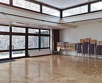 Pfarrsaal Idsein mit saniertem Parkett und gespendeten Stühlen
