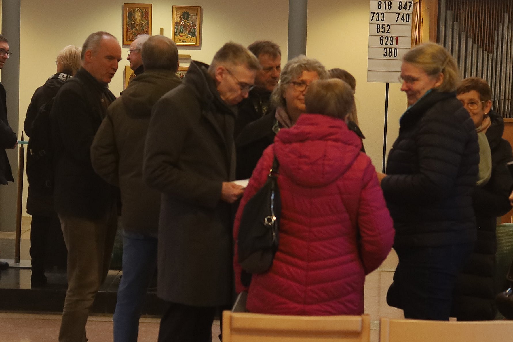 Pfarrer Kirsten Brast und Domdekan Wolfang Pax im Gespräch mit Gottesdienstbesuchern. 