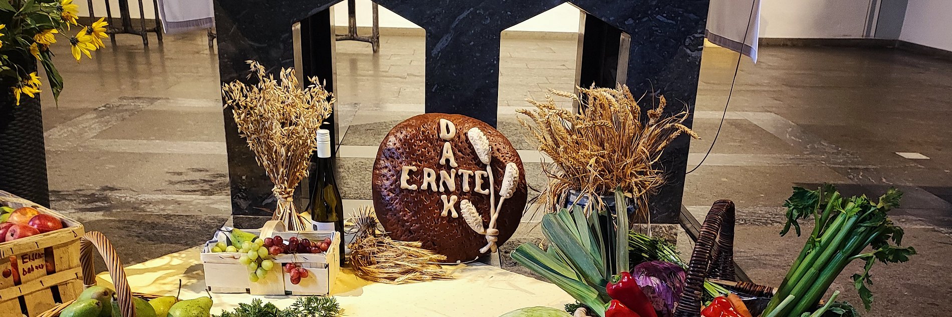 Erntedankaltar geschmückt mit Obst Gemüse Brot Korn
