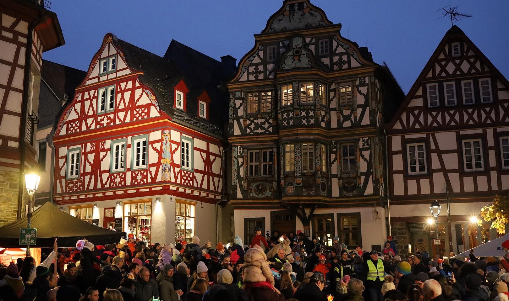 Der Martinsumzug hat begonnen und St. Martin reitet auf seinem Pferd durch die Altstadt.