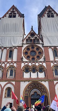 Demonstranten vor dem Limburger Dom