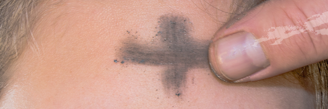 Plakat auf dem eine Stirn gerade das Aschekreuz gezeichnet bekommt.