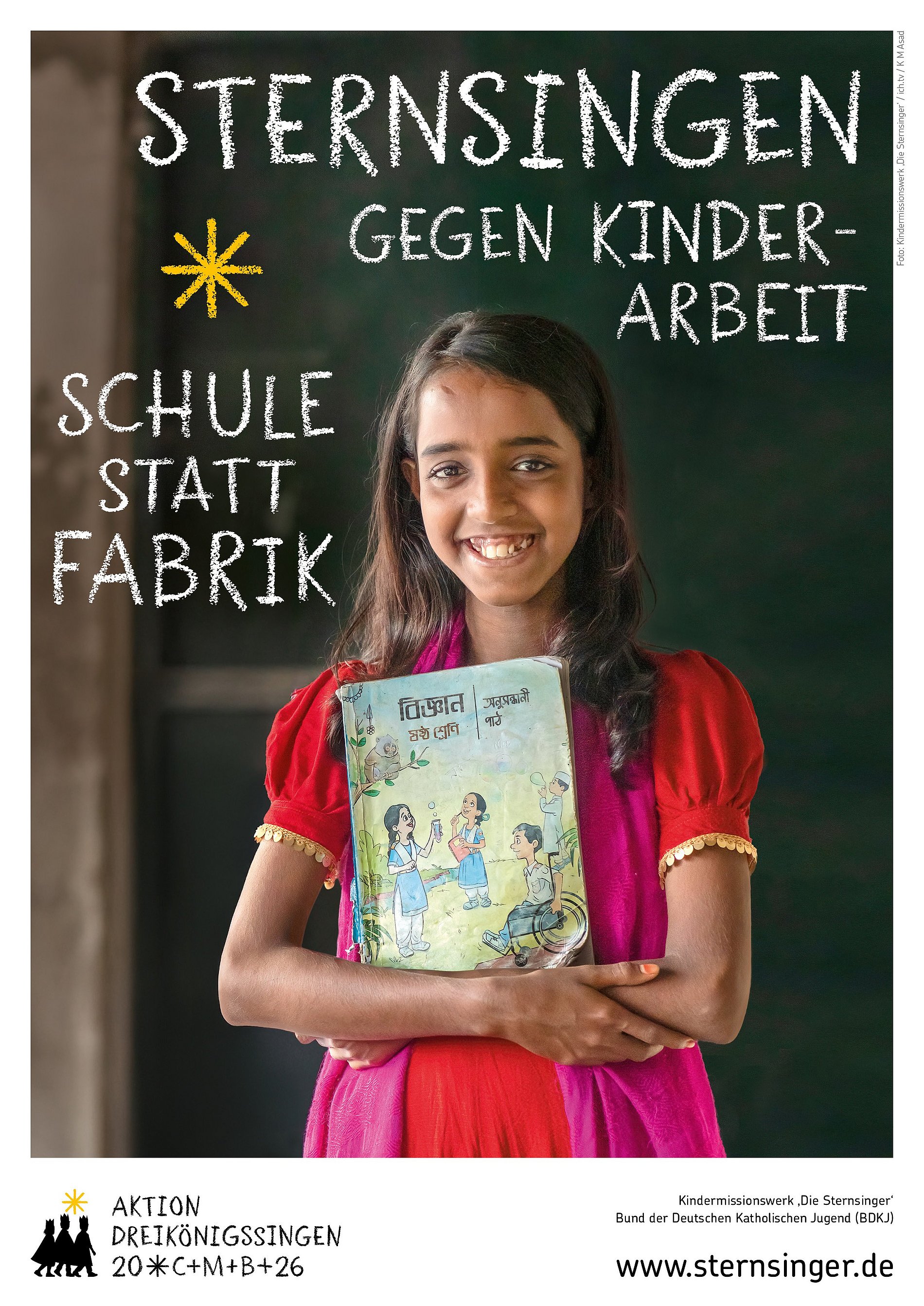 Plakat der Sternsingeraktion mit einem Mädchen, dass ein Heft inder hand hält.