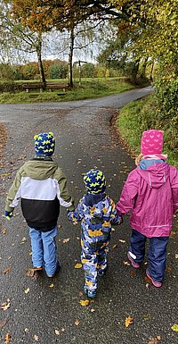 3 Kinder auf dem Weg