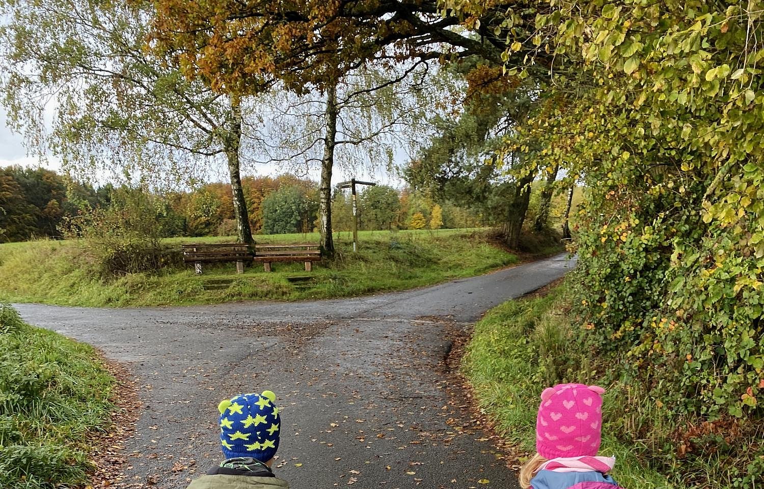 3 Kinder auf dem Weg