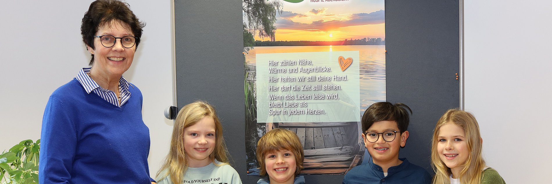 Die Erstkommunionkinder Maya, Diego, Konrad und Isabella (von rechts) überreichen Dorothea Ahlers (links) den großen Spendenmuffin.  