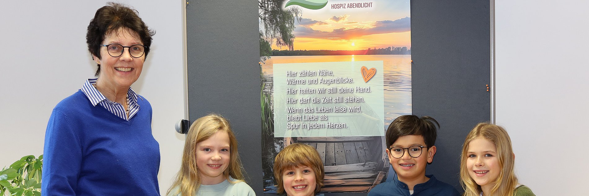 Die Erstkommunionkinder Maya, Diego, Konrad und Isabella (von rechts) überreichen Dorothea Ahlers (links) den großen Spendenmuffin.  