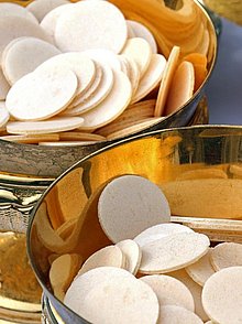 drei goldene Hostienschalen mit Hostien darin