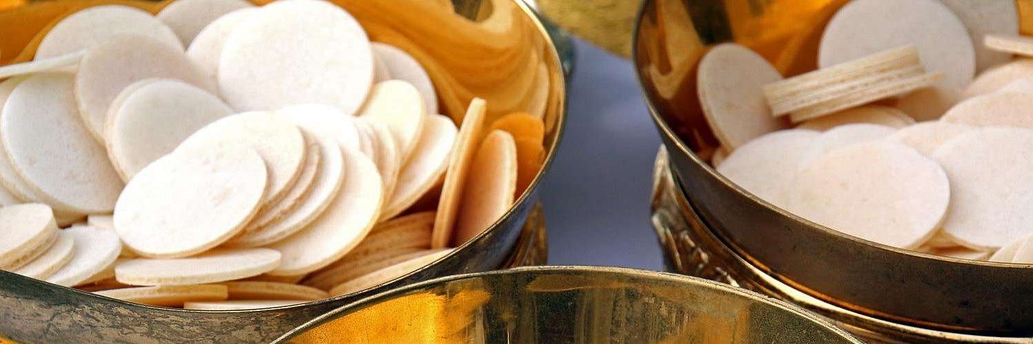 drei goldene Hostienschalen mit Hostien darin