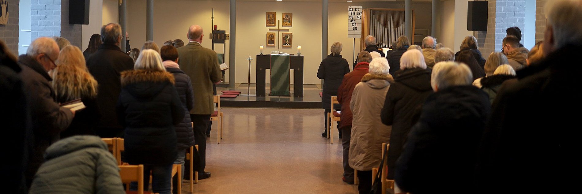 Innenraum der Kirche mit Gottesdienstbesucher 