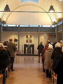 Innenraum der Kirche mit Gottesdienstbesucher 